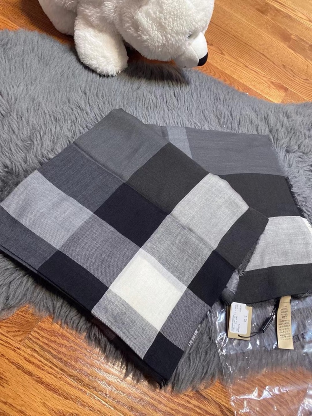 New Burberry casteford check lightweight scarf 
Size：140*140cm 
Color Mid Gray